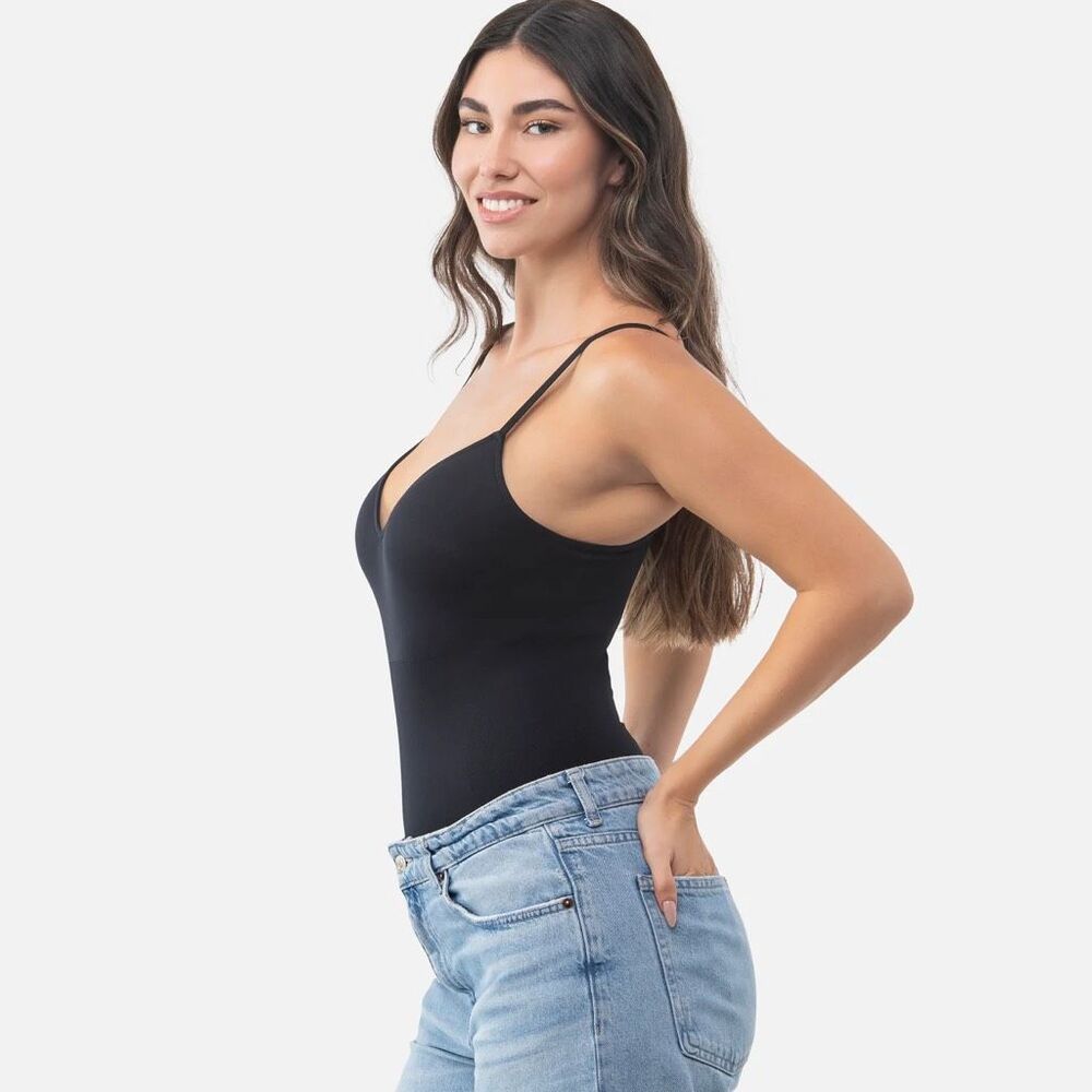 UNDEROUTFIT 675 THE SHAPING LIFT CAMI BUILT-IN BRA IN BLACK